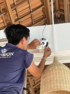 Đội ngũ kỹ thuật lắp đặt camera